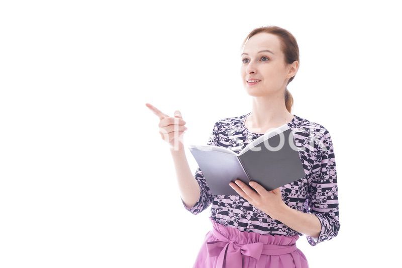 スケジュール帳を確認する若い女性