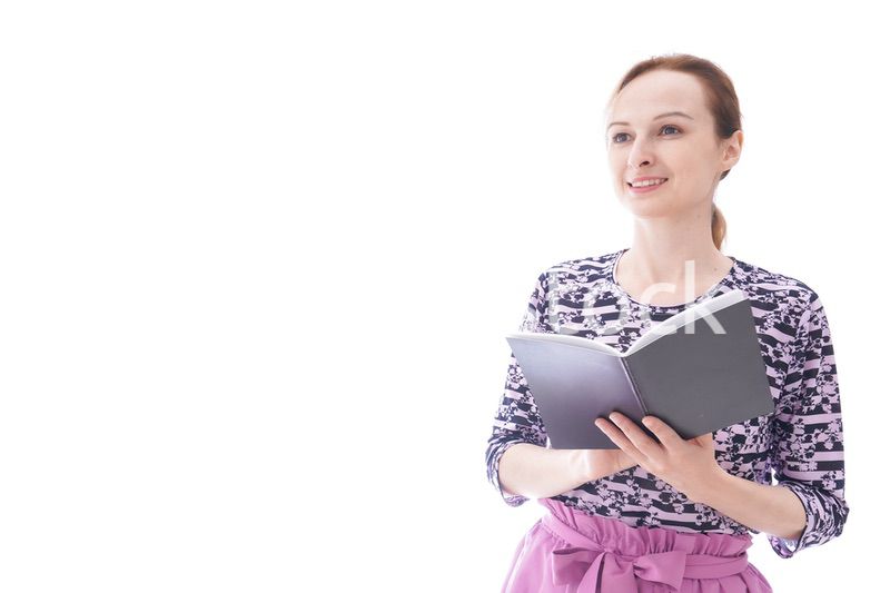 スケジュール帳を確認する若い女性