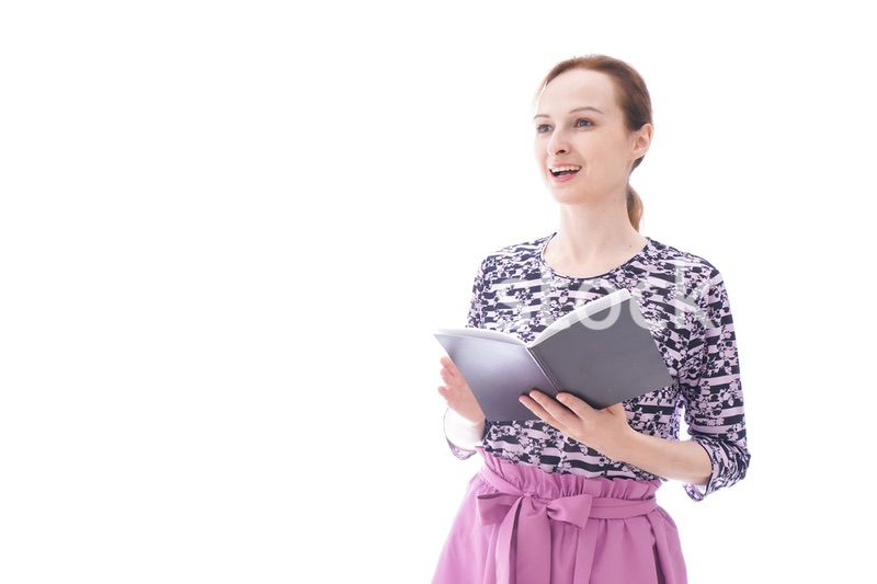 スケジュール帳を確認する若い女性