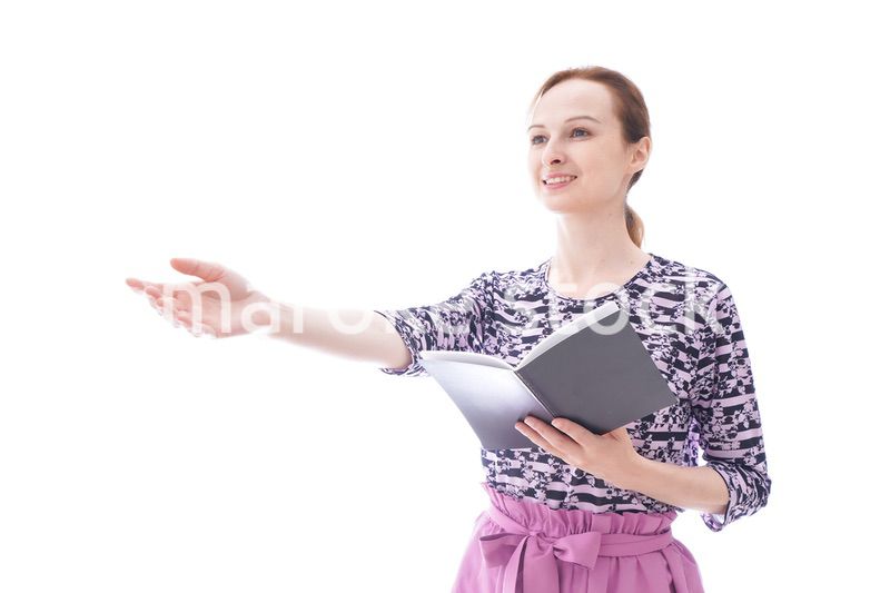 スケジュール帳を確認する若い女性