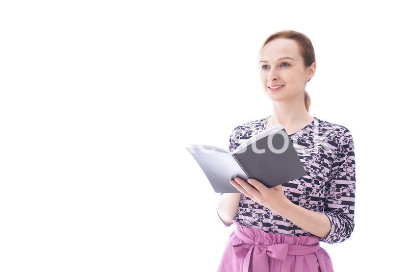 スケジュール帳を確認する若い女性