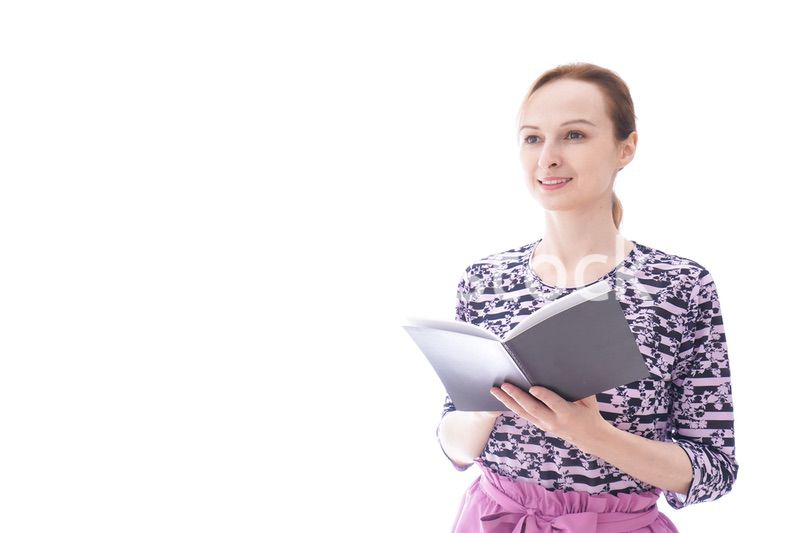 スケジュール帳を確認する若い女性