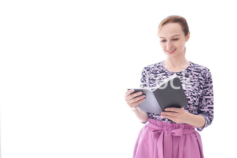 スケジュール帳を確認する若い女性