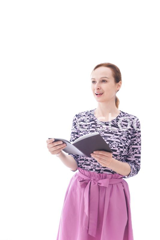 スケジュール帳を確認する若い女性