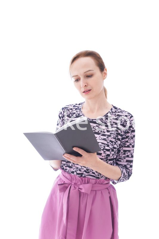 スケジュール帳を確認する若い女性