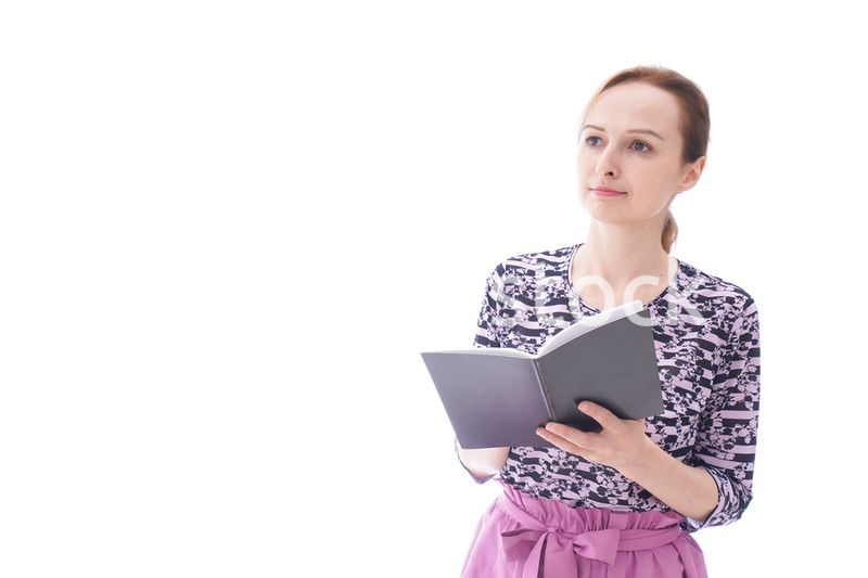 スケジュール帳を確認する若い女性