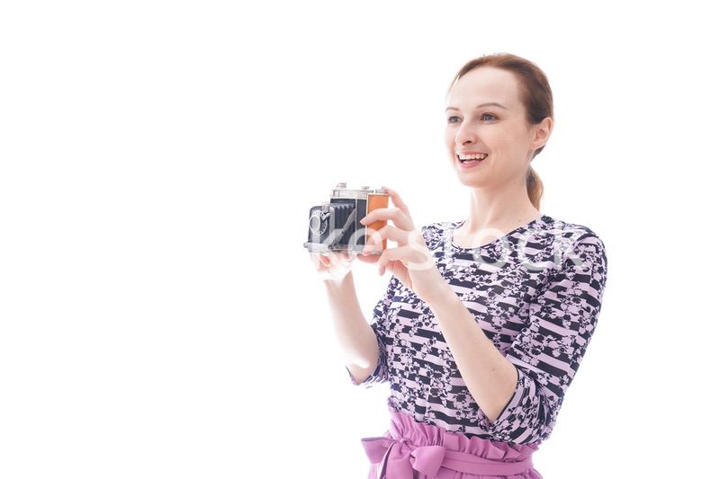 カメラを使う若い女性