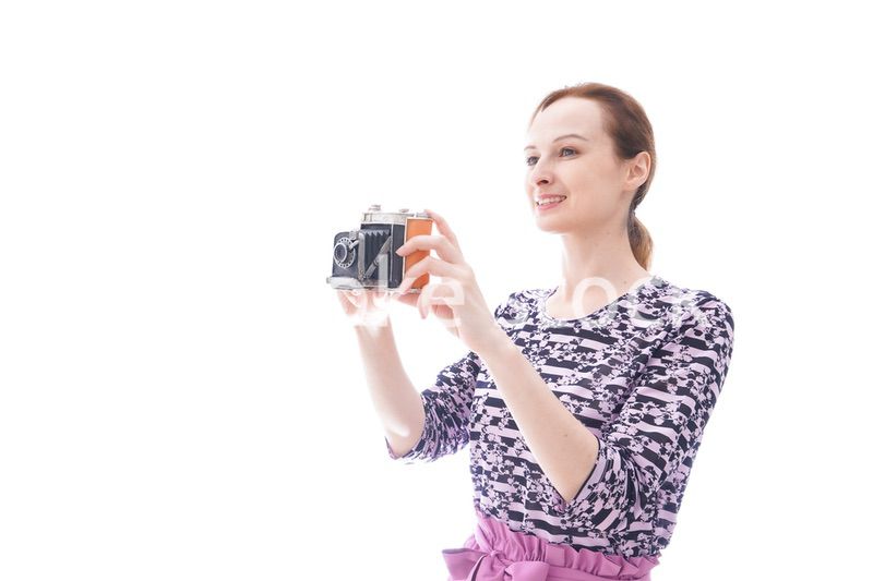 カメラを使う若い女性