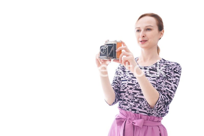 カメラを使う若い女性