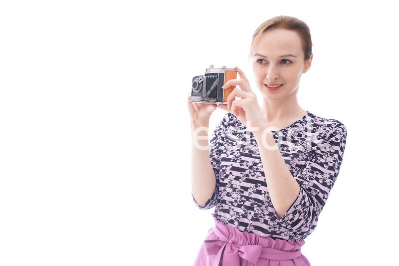 カメラを使う若い女性