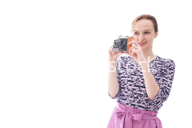 カメラを使う若い女性