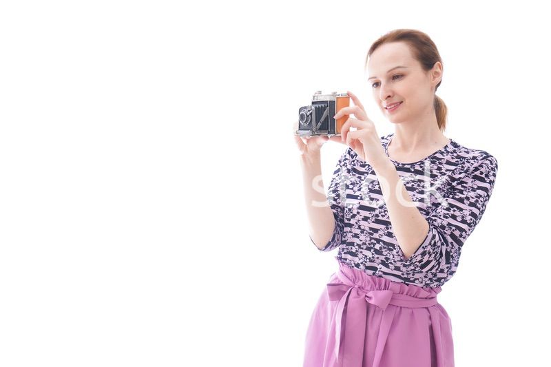 カメラを使う若い女性