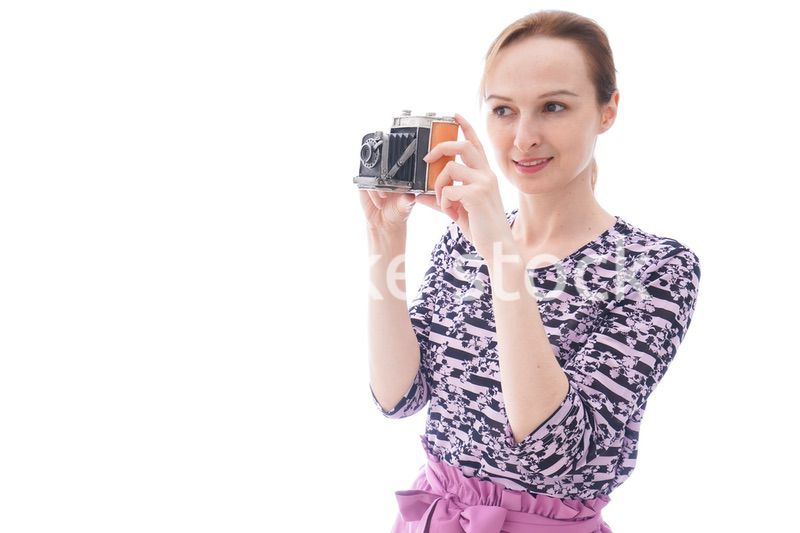 カメラを使う若い女性