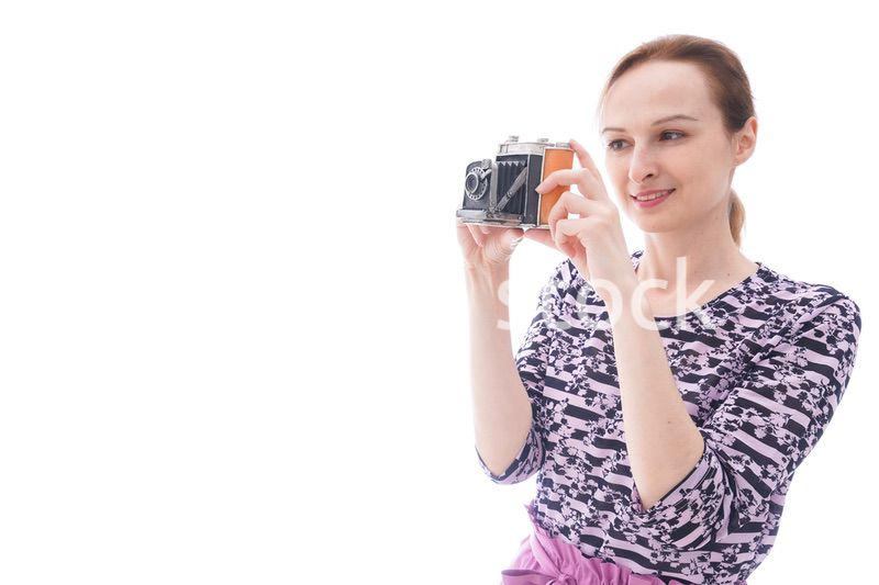 カメラを使う若い女性