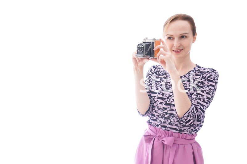 カメラを使う若い女性