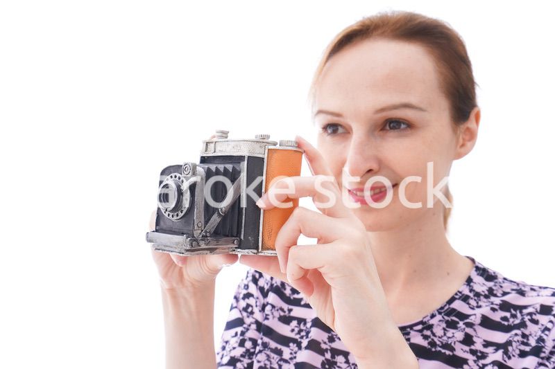 カメラを使う若い女性