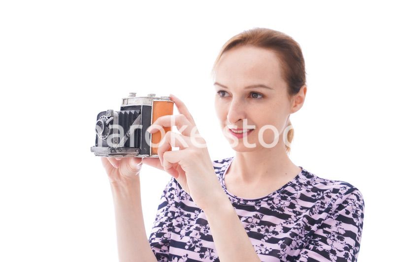 カメラを使う若い女性