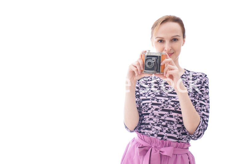 カメラを使う若い女性