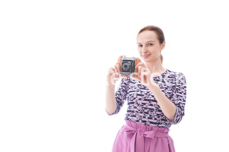 カメラを使う若い女性