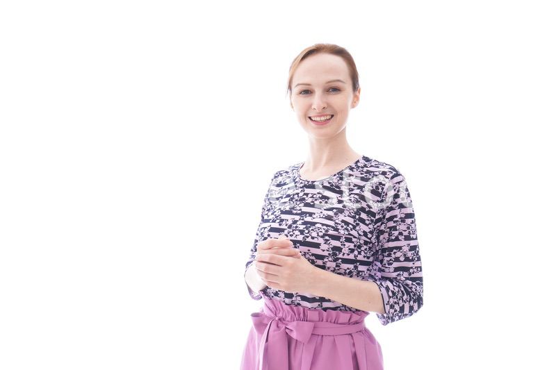 ほほえむ私服を着た若い女性