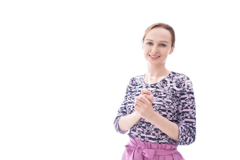 ほほえむ私服を着た若い女性