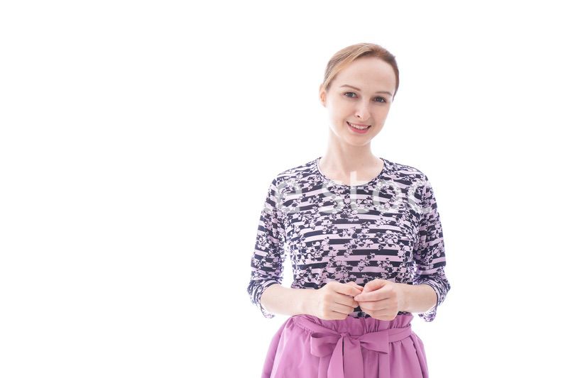 ほほえむ私服を着た若い女性