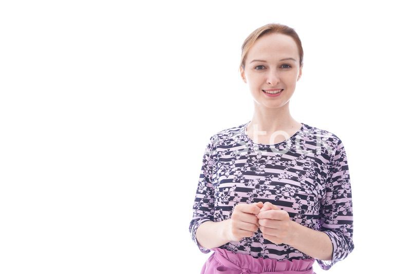 ほほえむ私服を着た若い女性