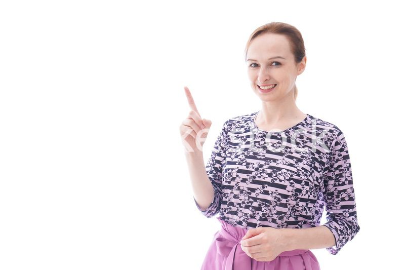 ポイントを指差す私服を着た若い女性