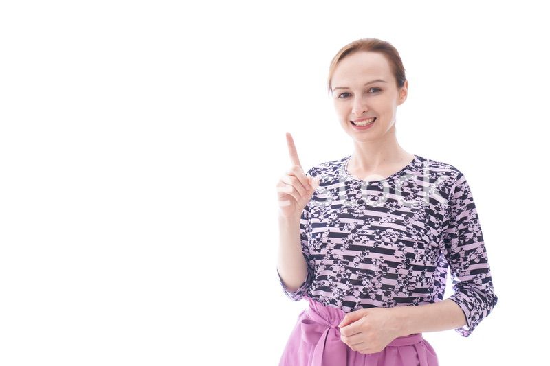 ポイントを指差す私服を着た若い女性