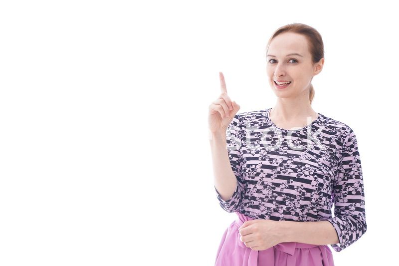 ポイントを指差す私服を着た若い女性