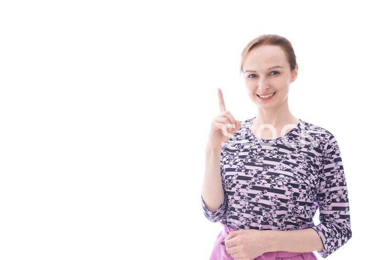 ポイントを指差す私服を着た若い女性