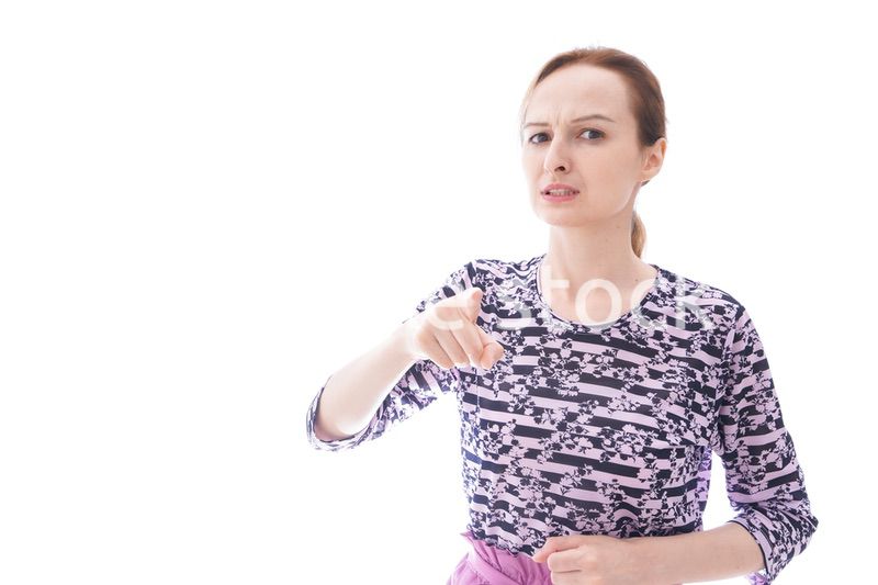 大激怒をする私服を着た若い女性