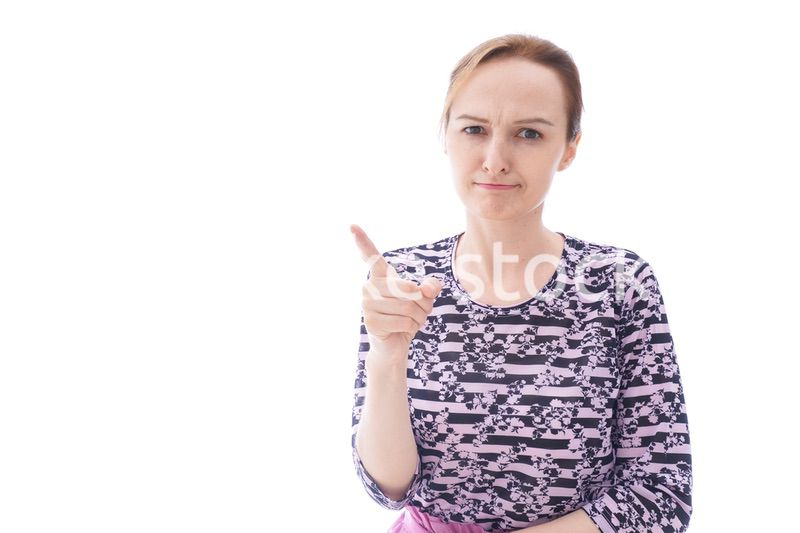 大激怒をする私服を着た若い女性