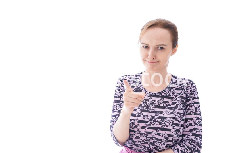 大激怒をする私服を着た若い女性