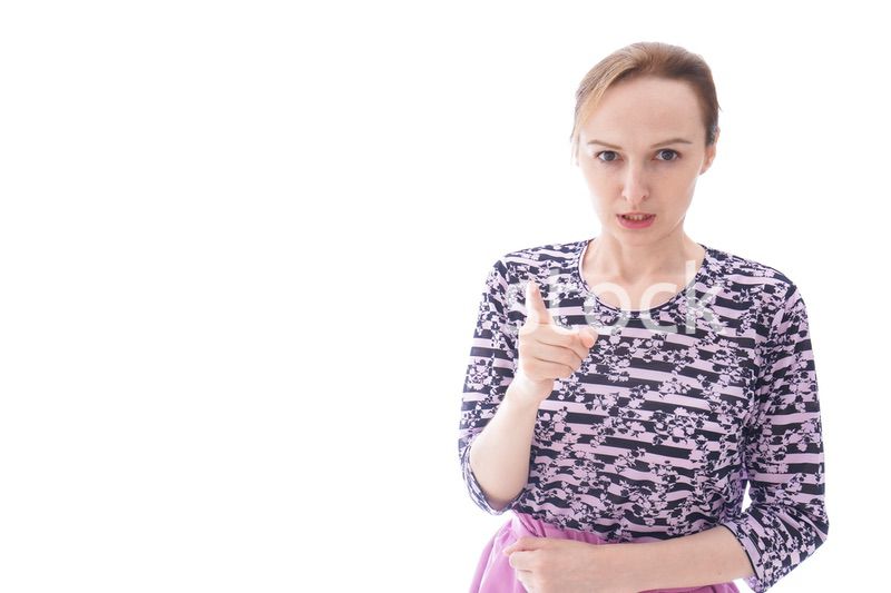 大激怒をする私服を着た若い女性