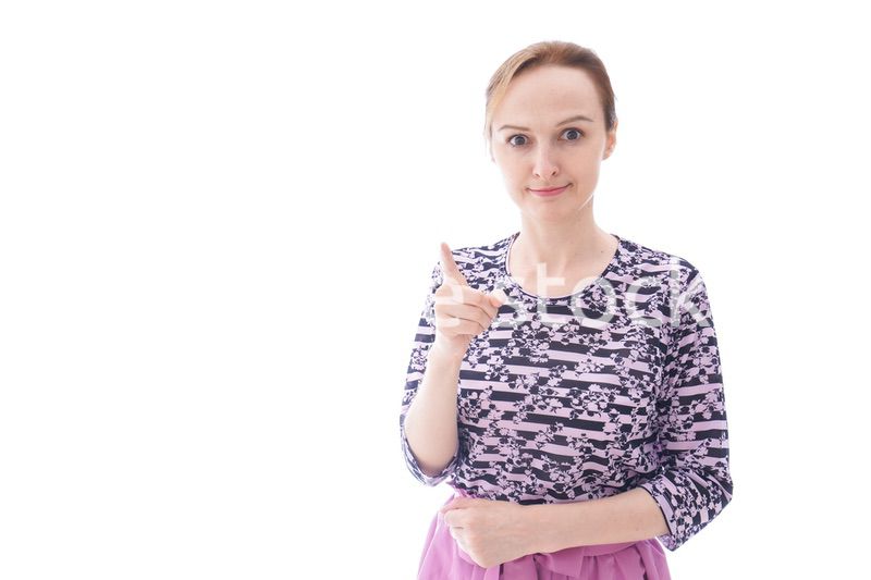 大激怒をする私服を着た若い女性