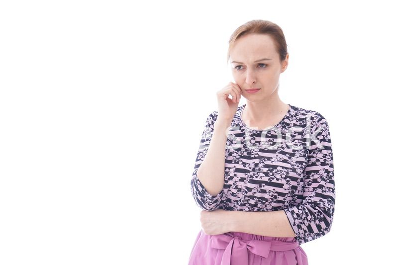 大激怒をする私服を着た若い女性