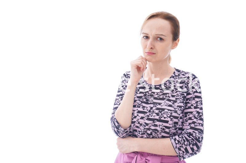 大激怒をする私服を着た若い女性