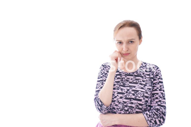 大激怒をする私服を着た若い女性