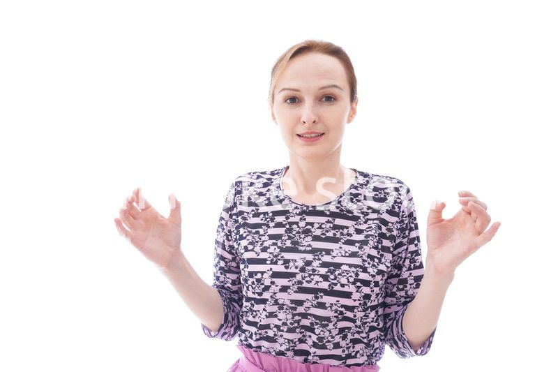 大激怒をする私服を着た若い女性