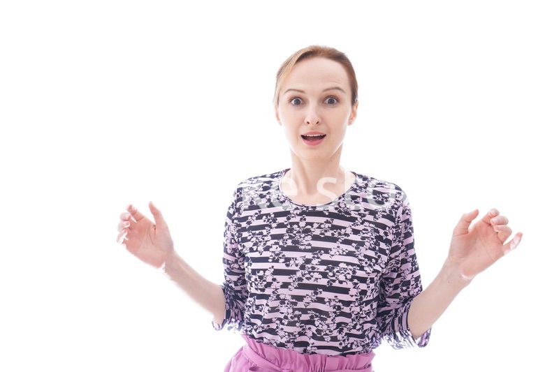 大激怒をする私服を着た若い女性