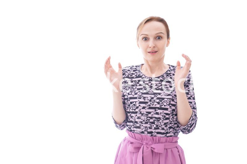 大激怒をする私服を着た若い女性