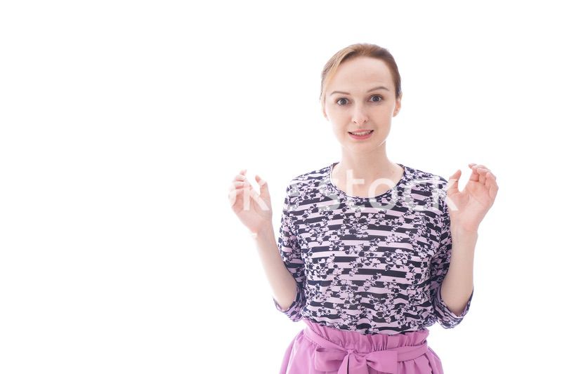 大激怒をする私服を着た若い女性