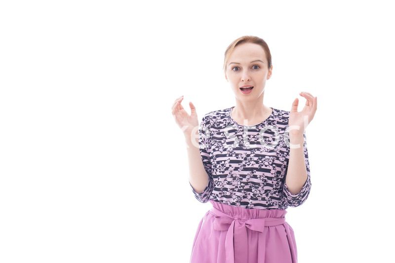 大激怒をする私服を着た若い女性