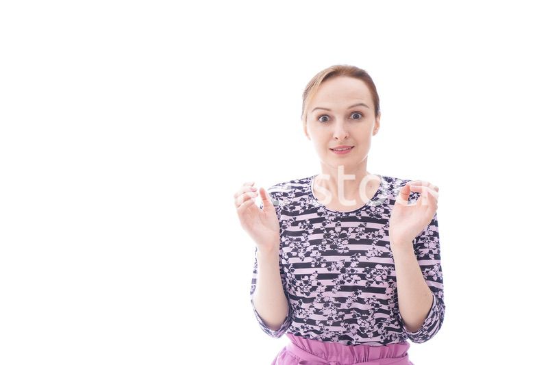 大激怒をする私服を着た若い女性