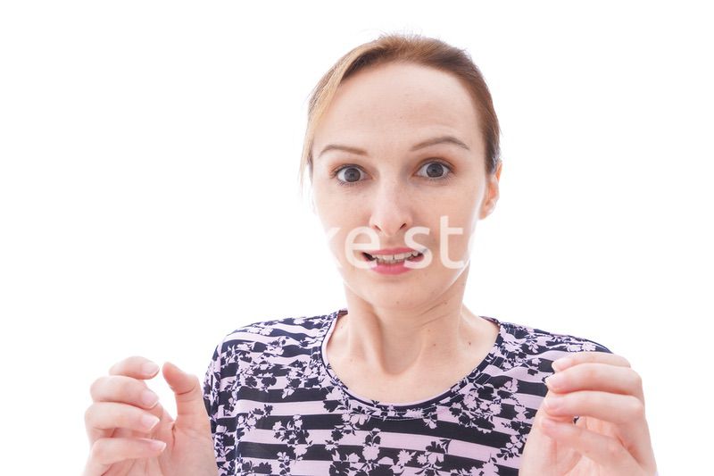 大激怒をする私服を着た若い女性