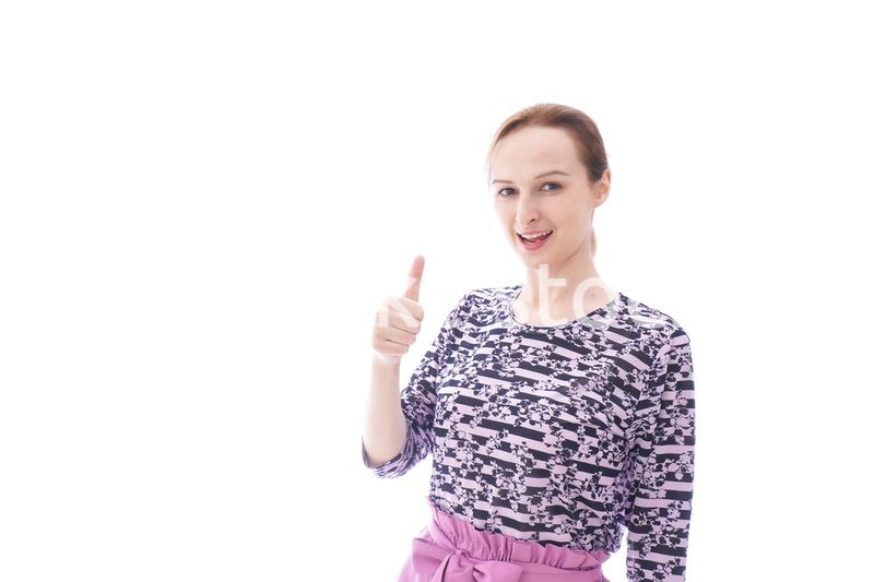 グッドサインをする私服を着た若い女性