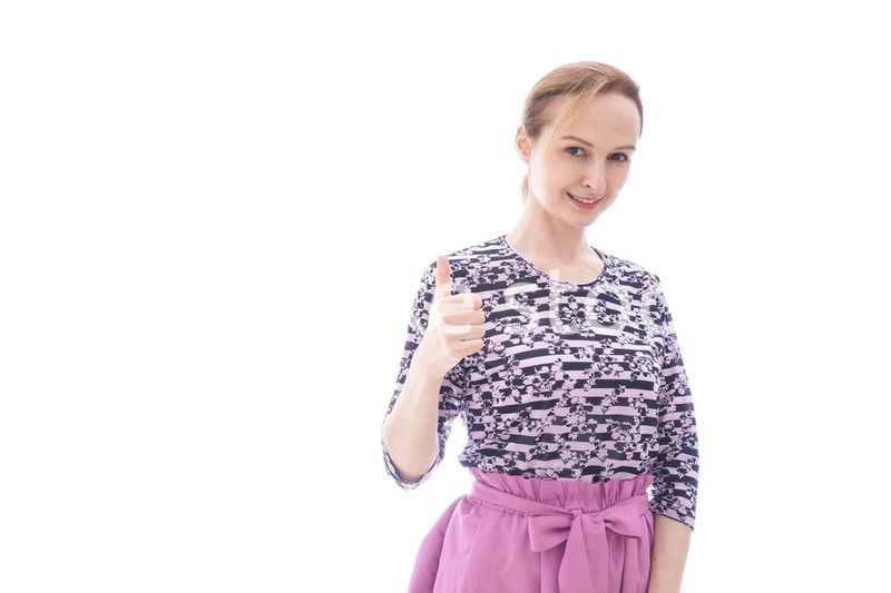 グッドサインをする私服を着た若い女性