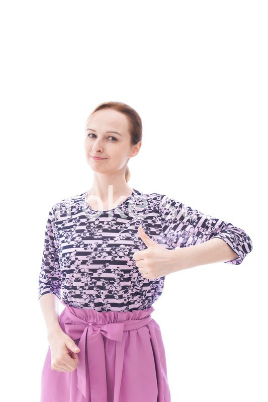 グッドサインをする私服を着た若い女性