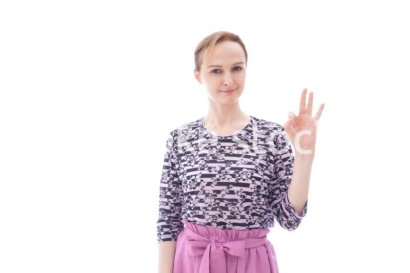 グッドサインをする私服を着た若い女性